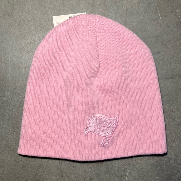 Women’s NFL Tampa Bay Buccaneers Pink Team Logo Cuffless Beanie Knit Cap NWT - Picture 1 of 3